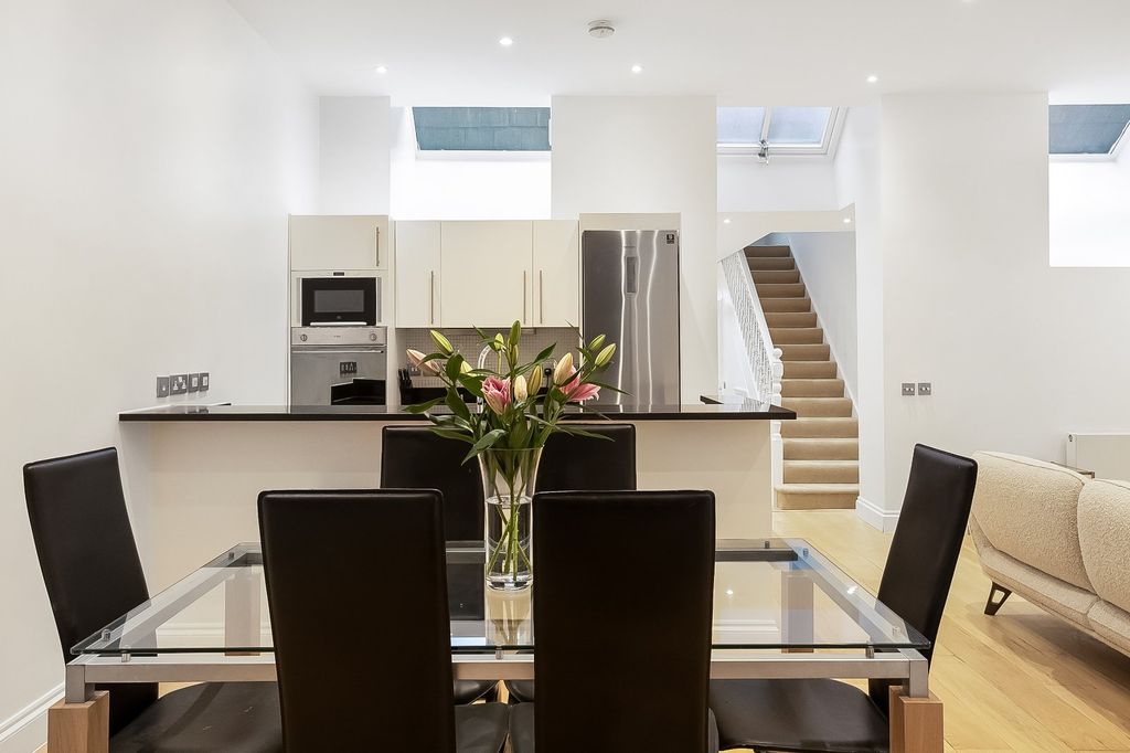 Property photo 3 of 11 Ground Floor