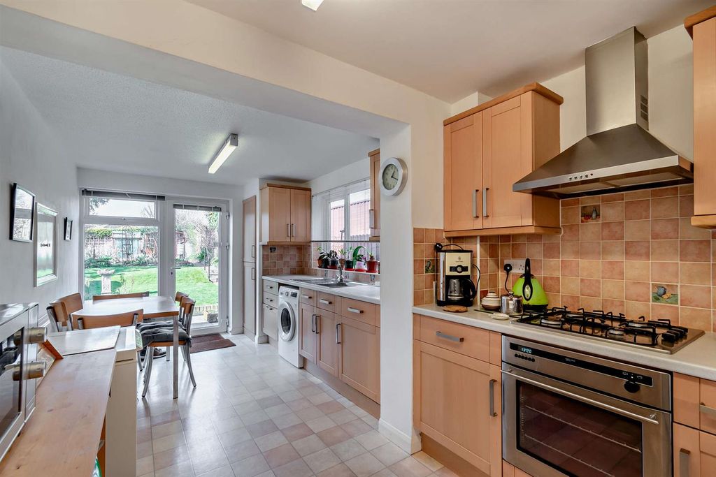 Property photo 2 of 18 8637625-Interior01-800.Jpg