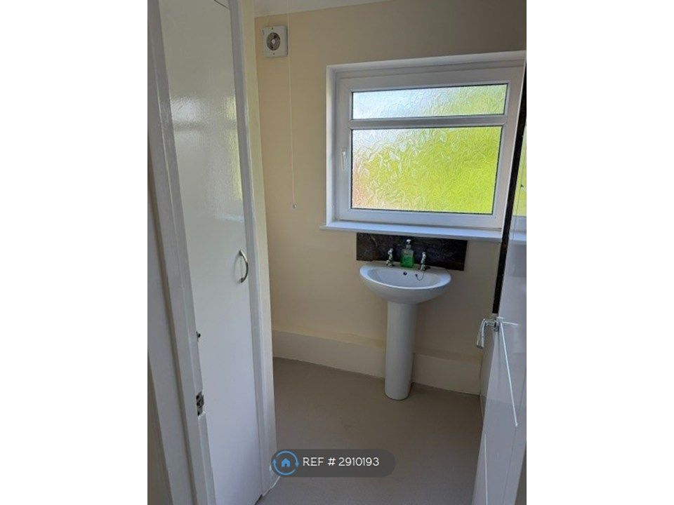 Property photo 3 of 10 Bathroom Wash-Handbasin
