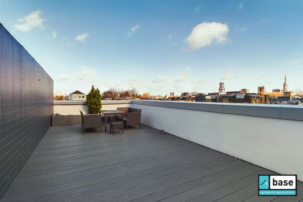 Property photo 3 of 20 Expansive Roof Terrace