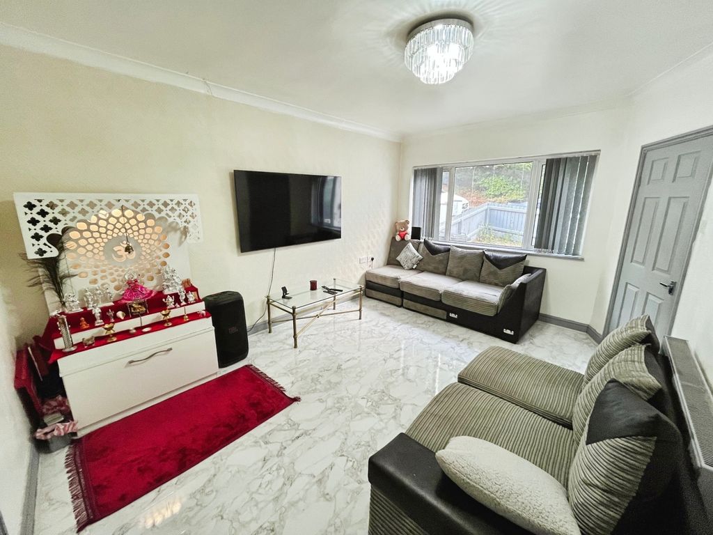 Property photo 2 of 17 Lounge