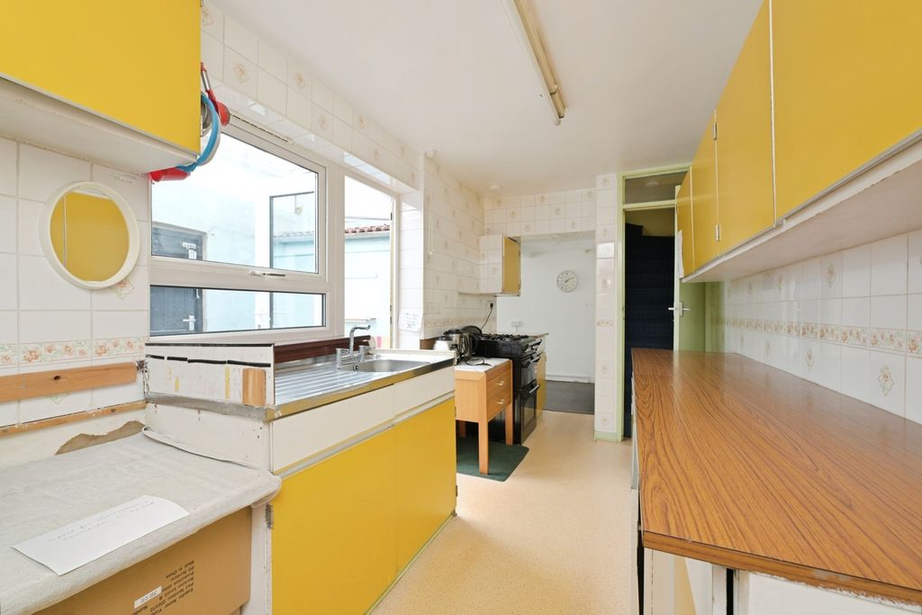 Property photo 2 of 16 Kitchen
