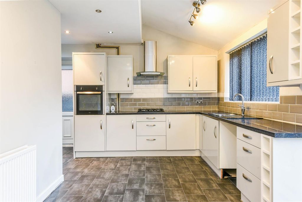 Property photo 3 of 20 Kitchen/Diner