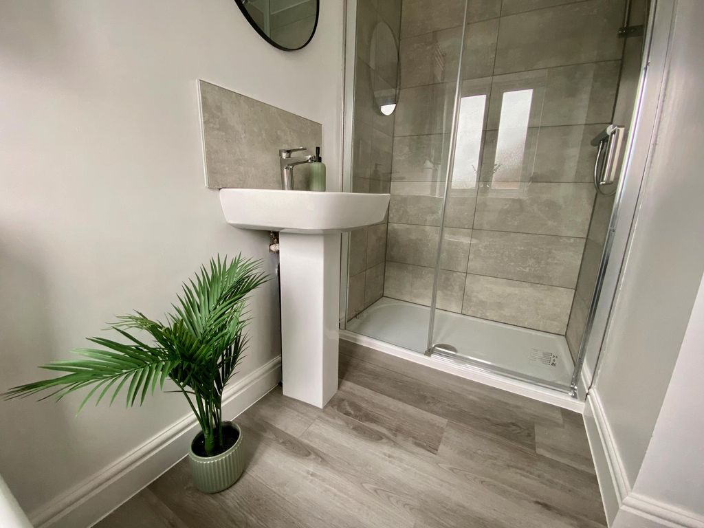 Property photo 2 of 11 Ensuite 5