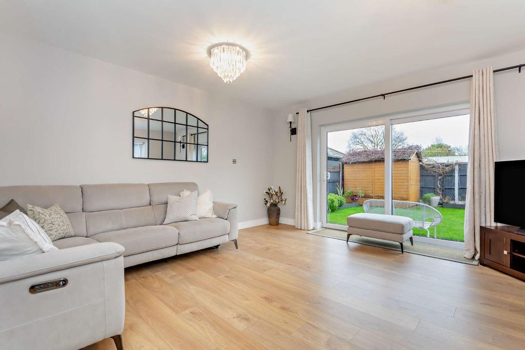 Property photo 3 of 21 8675758-Interior12-800.Jpg