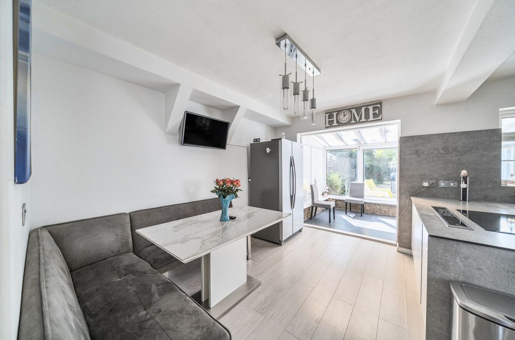 Property photo 2 of 22 1349583-1-68Bed87...