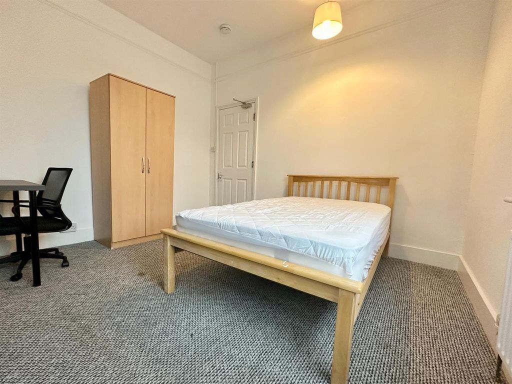 Property photo 2 of 4 Lee High Road Whatsapp Image 2026-03-03 At 11.12.0