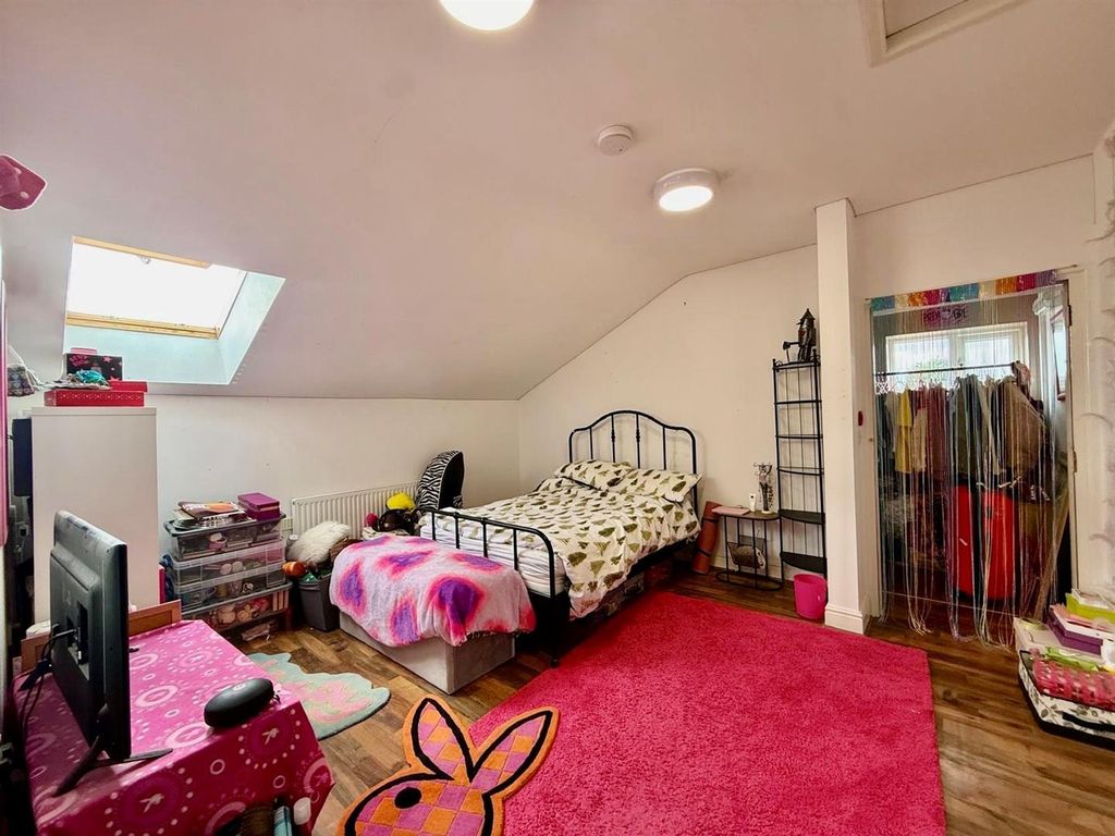 Property photo 2 of 5 Bedroom.Jpg