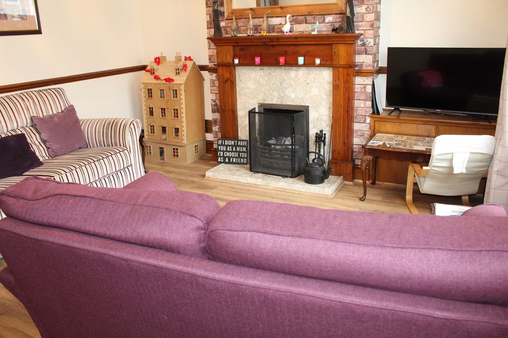 Property photo 3 of 12 Lounge Picture 2