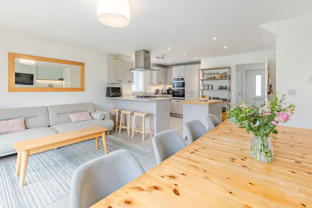 Property photo 2 of 37 4944083