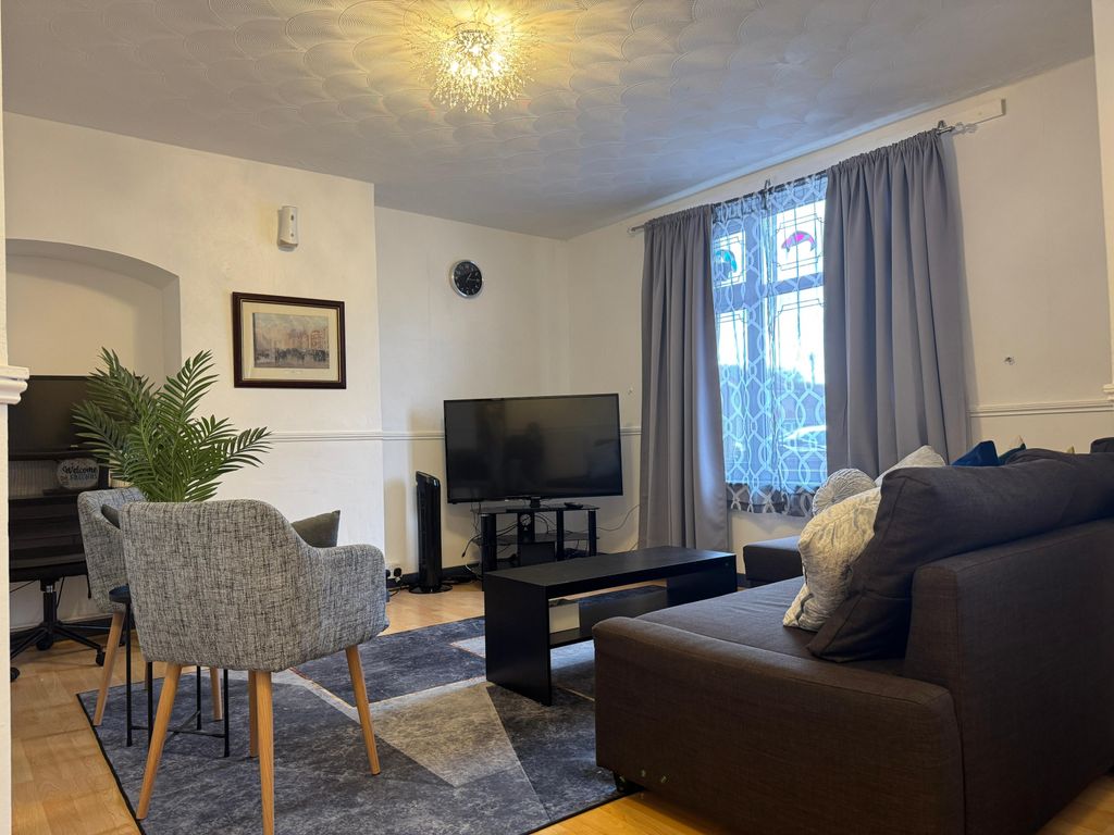 Property photo 1 of 15 Stylish 3-Bedroom Terraced Home Up For Rent