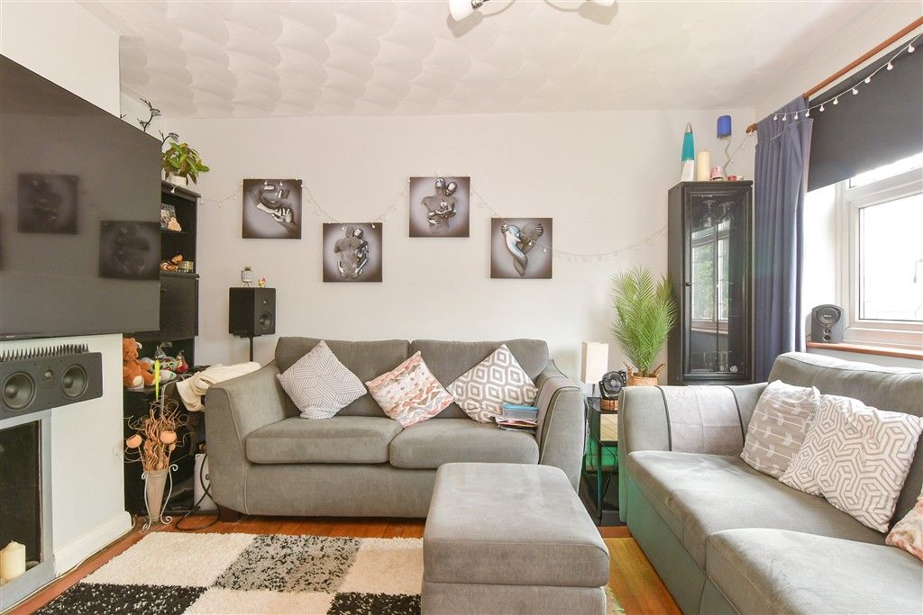 Property photo 1 of 8 Lounge
