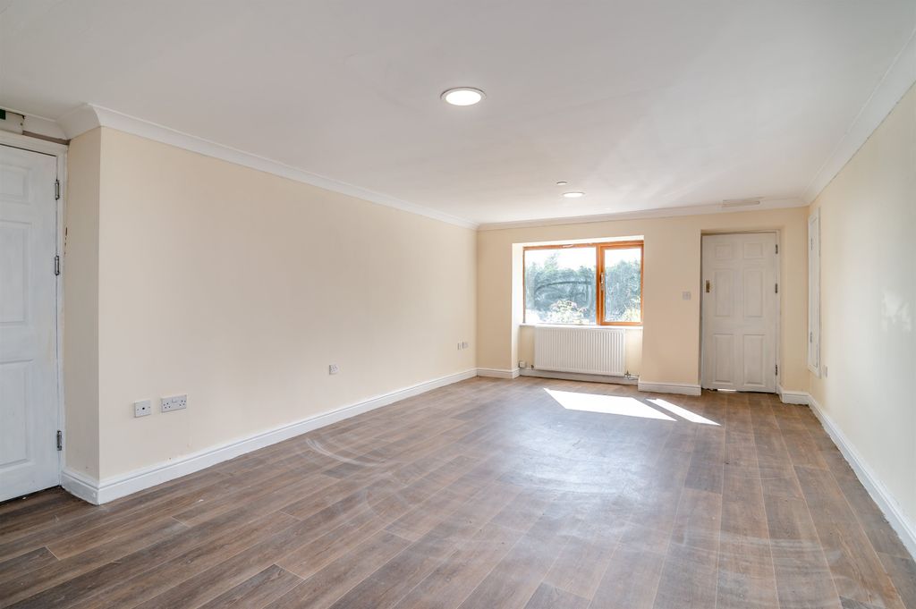 Property photo 3 of 27