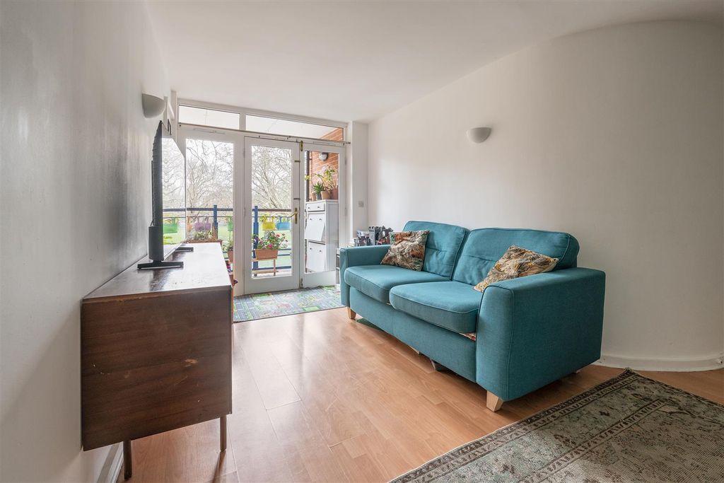 Property photo 2 of 20 Martello Street, E8