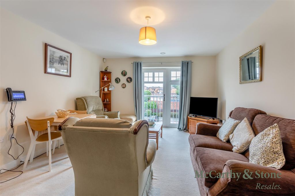 Property photo 2 of 21 8704524-Interior08.Jpg