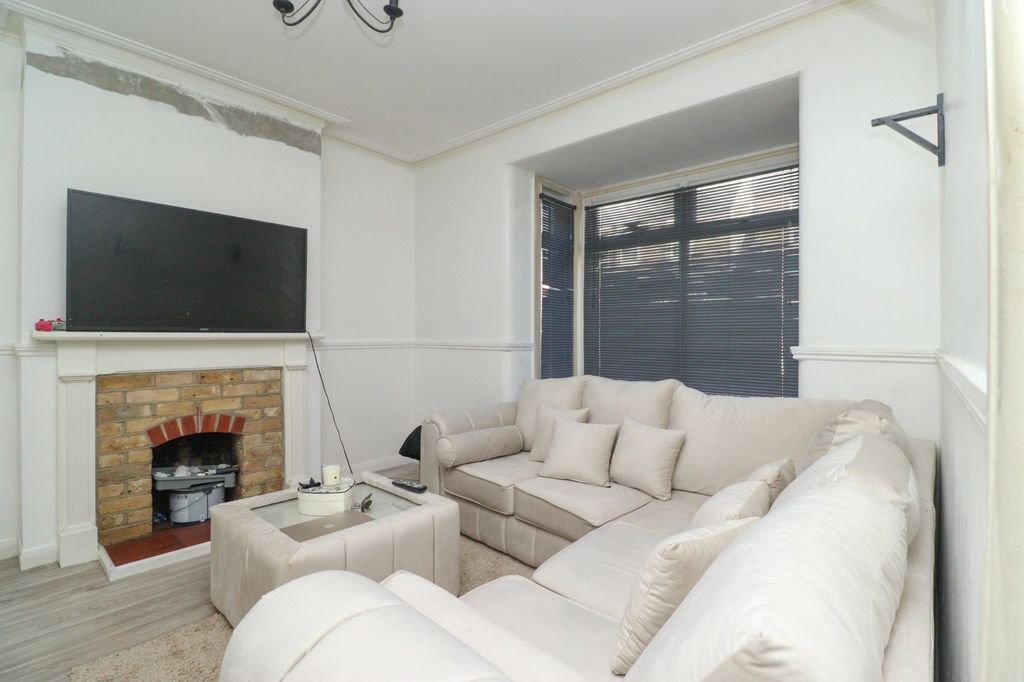 Property photo 3 of 8 Picture 3