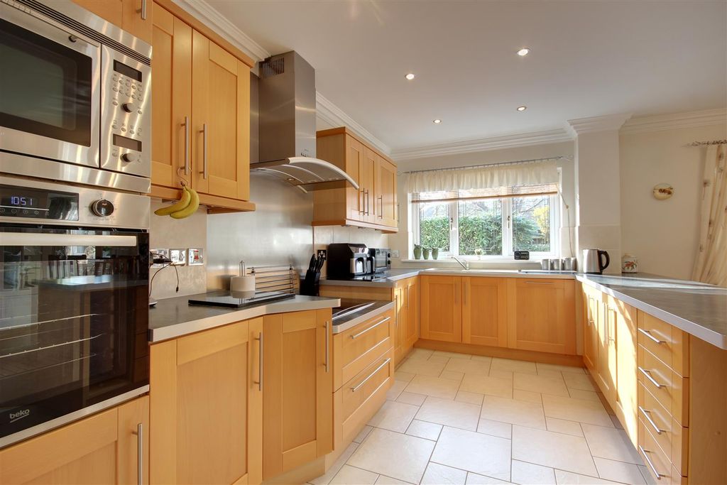 Property photo 3 of 24 Dining Kitchen