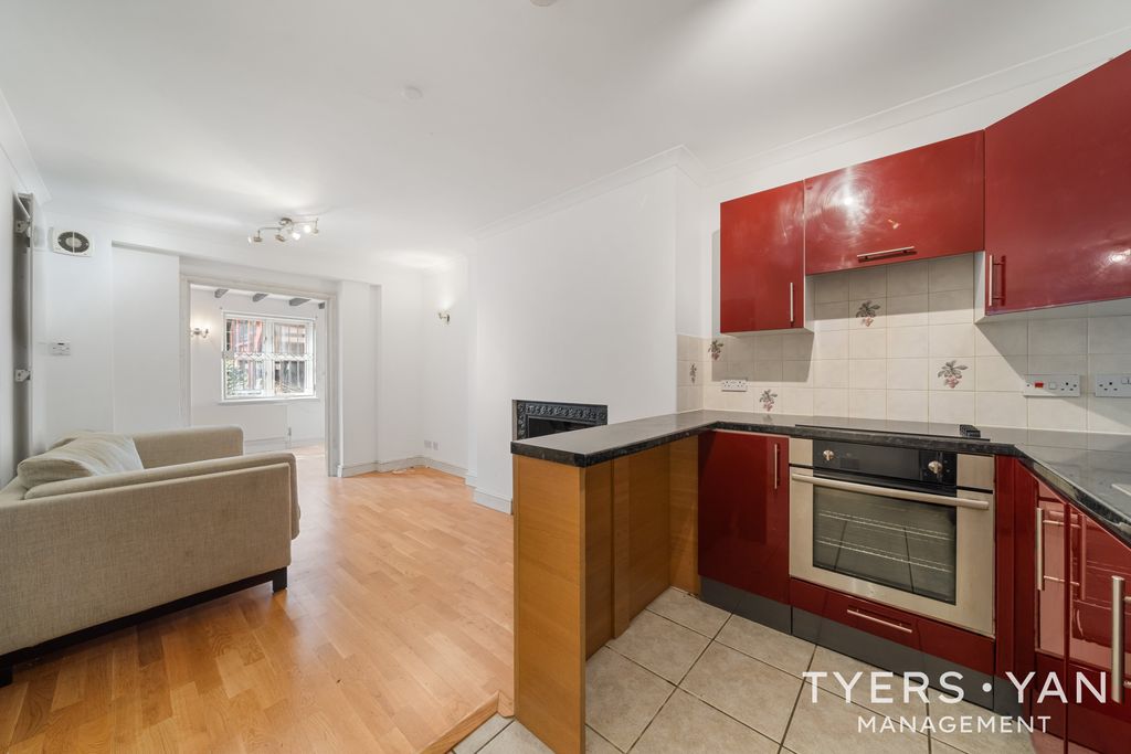 Property photo 3 of 11 Kitchen / Reception