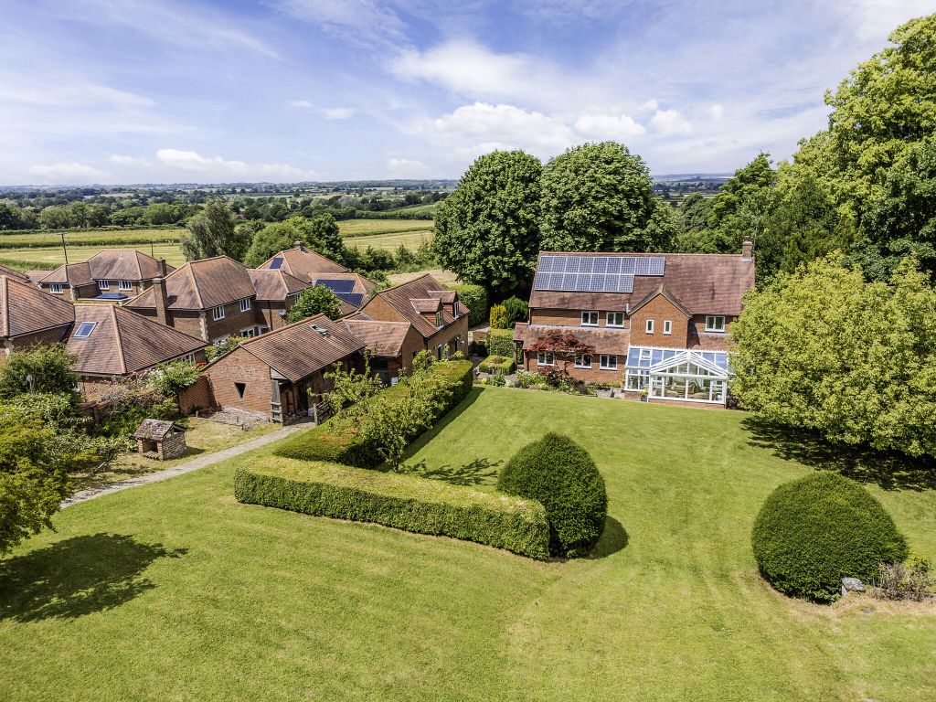 Property photo 2 of 99 73798Thepinkhousepyelane61Low