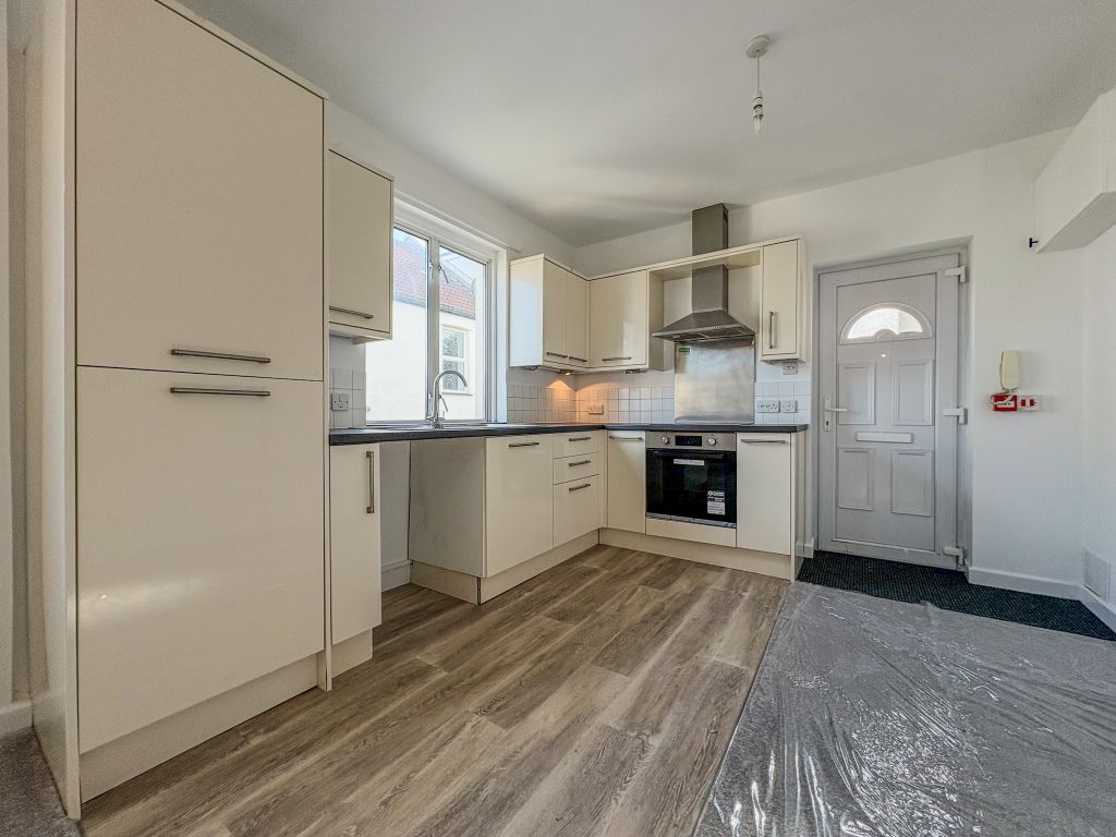 Property photo 3 of 11 Kitchen