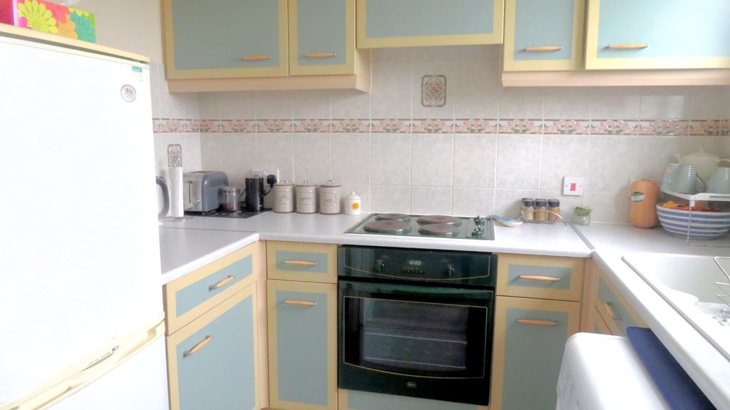 Property photo 2 of 7 Kitchen