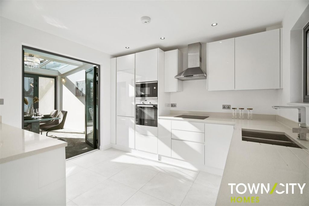 Property photo 2 of 22 5269471