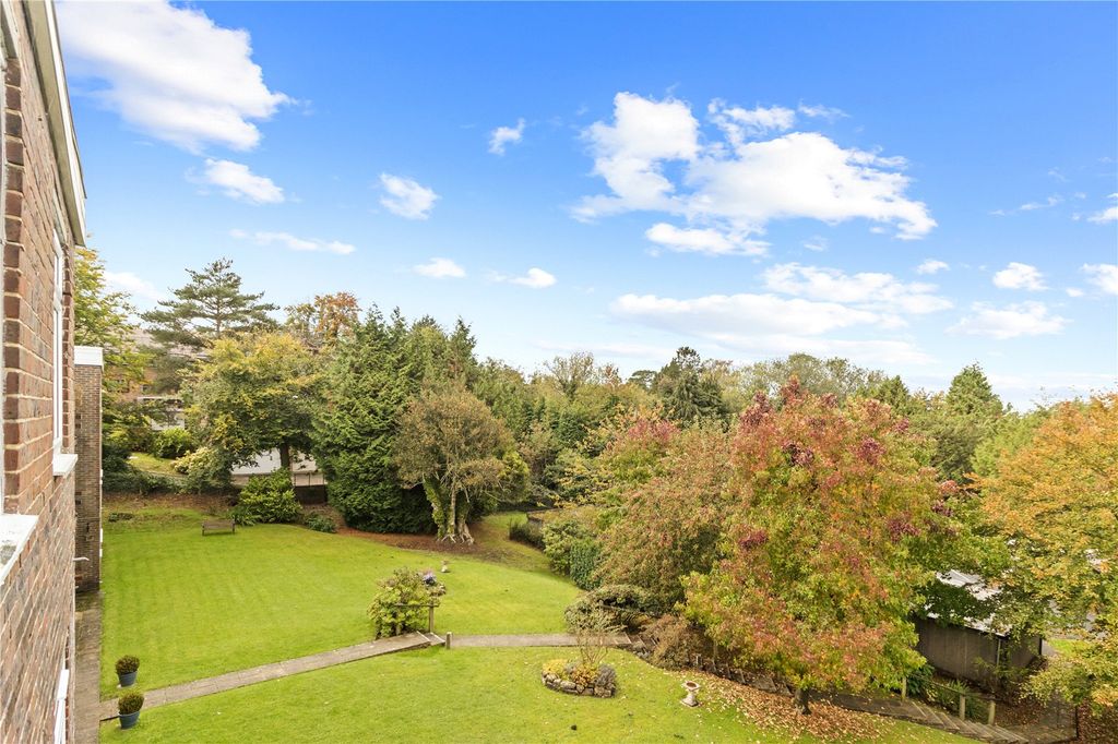 Property photo 2 of 19 Communal Gardens