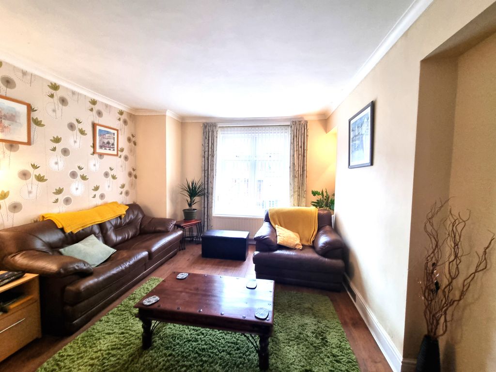 Property photo 3 of 16 Lounge