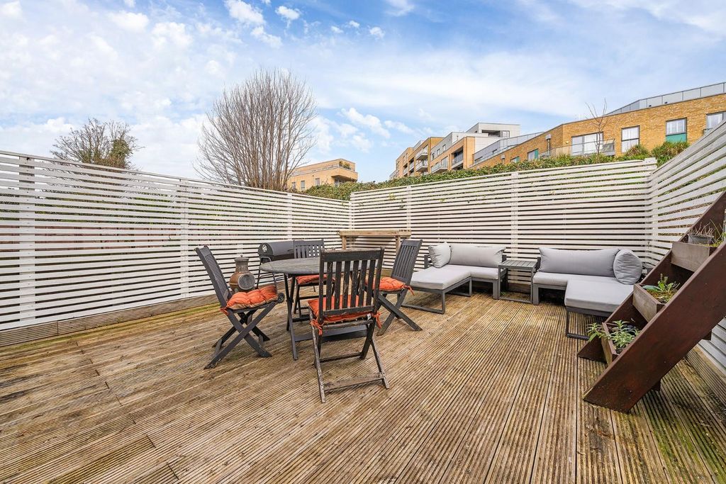 Property photo 3 of 17 Garden.Jpg