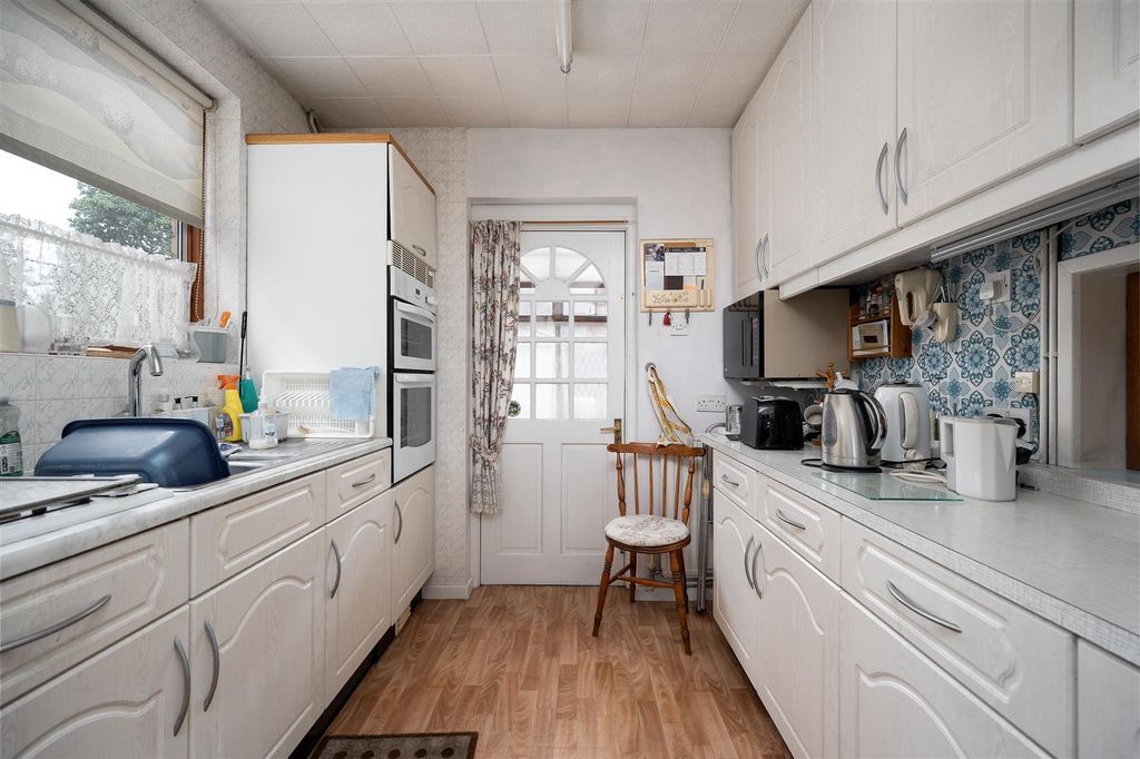 Property photo 3 of 20 Kitchen