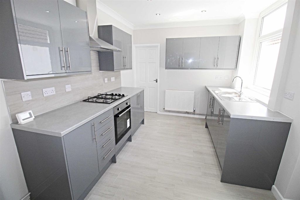 Property photo 3 of 17 Kitchen