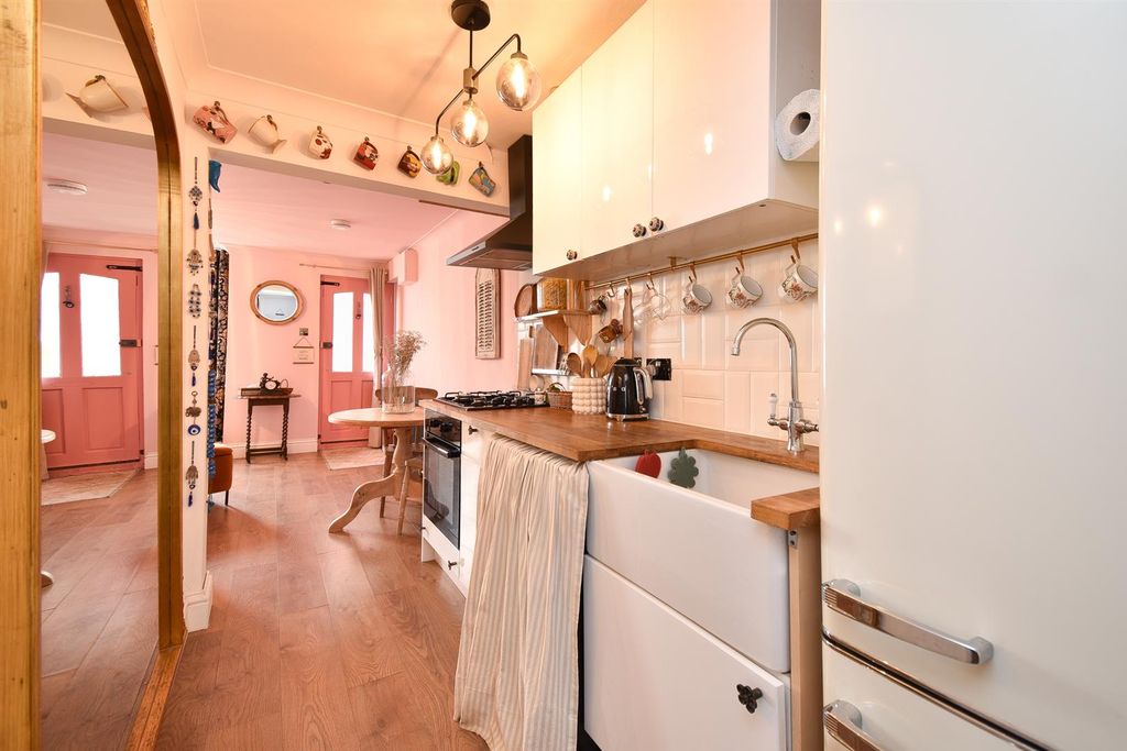 Property photo 3 of 17 Kitchen