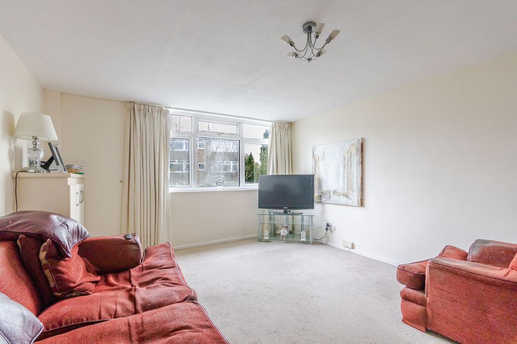 Property photo 3 of 16 Living 2