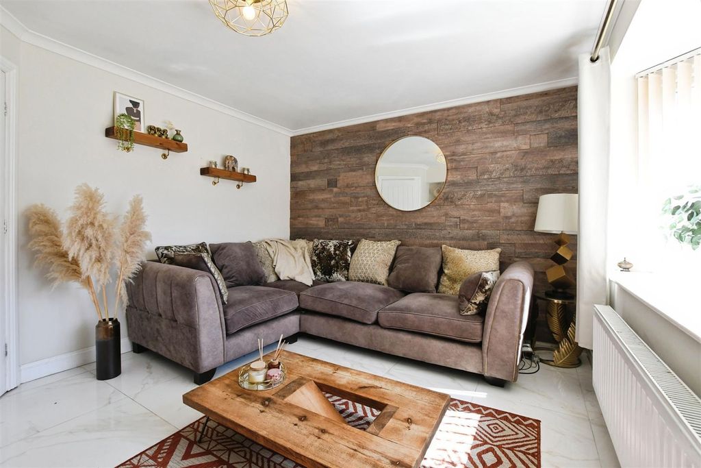 Property photo 3 of 14 Lounge
