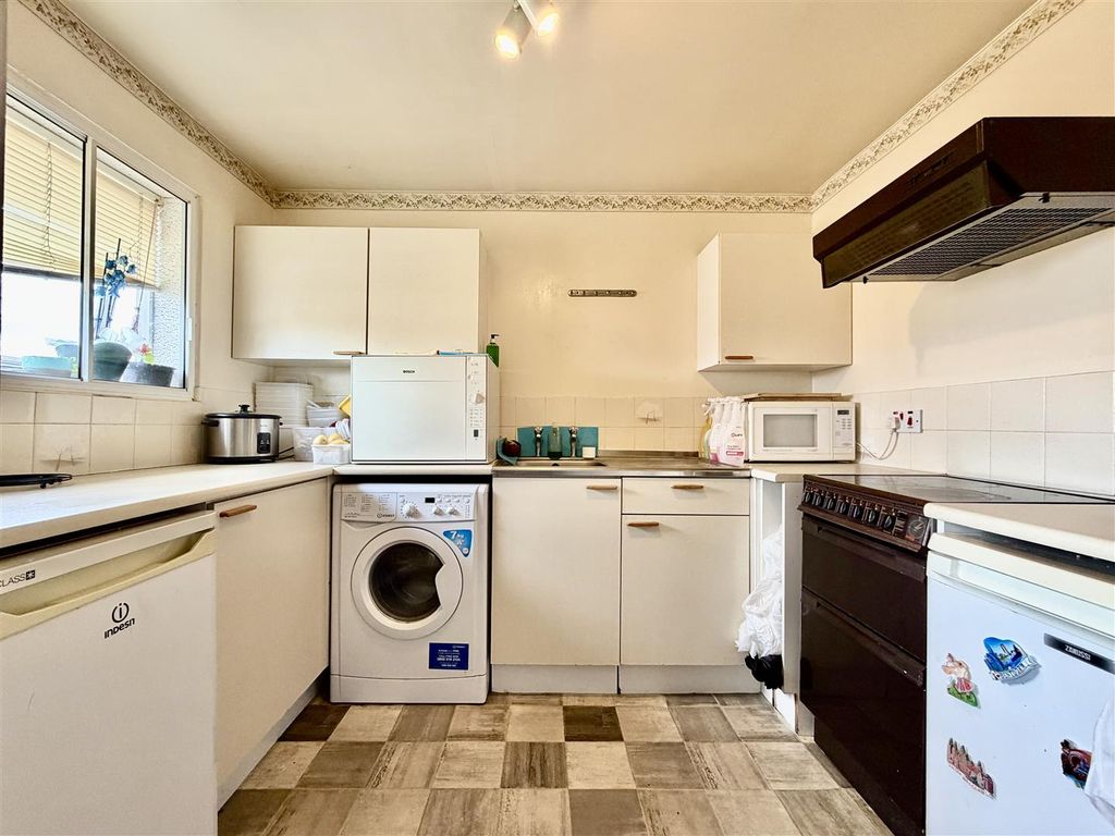 Property photo 2 of 7 Kitchen