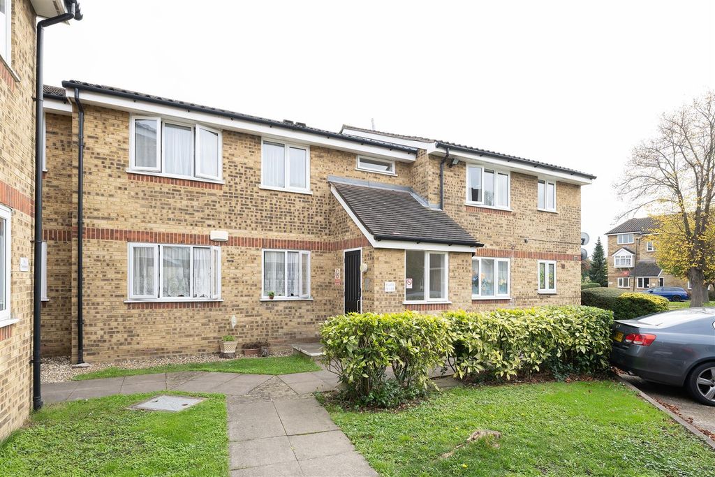 Property photo 1 of 11 Adams Court, E17