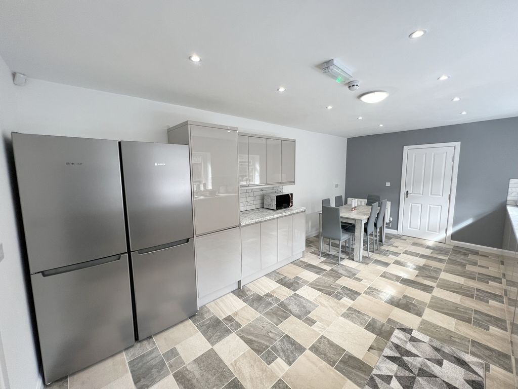 Property photo 2 of 9 Kitchen 