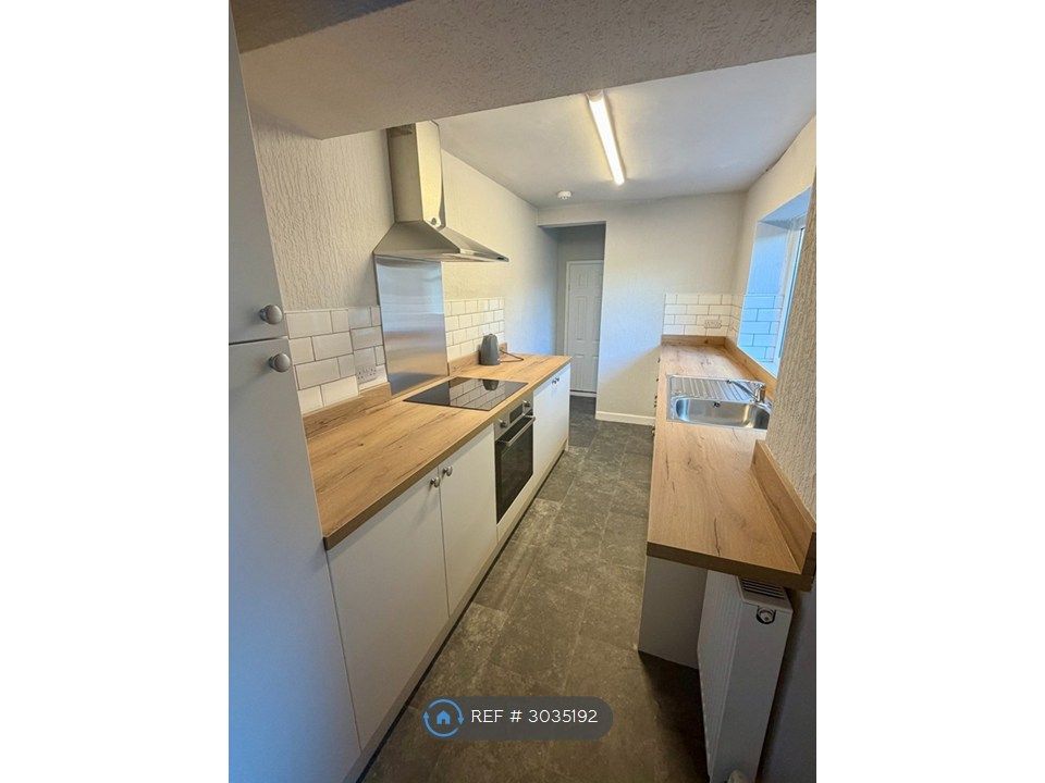 Property photo 1 of 9 Modern Fitted Kitchen