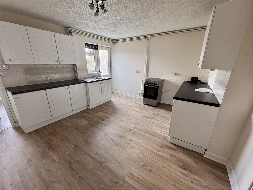 Property photo 3 of 10 Kitchen