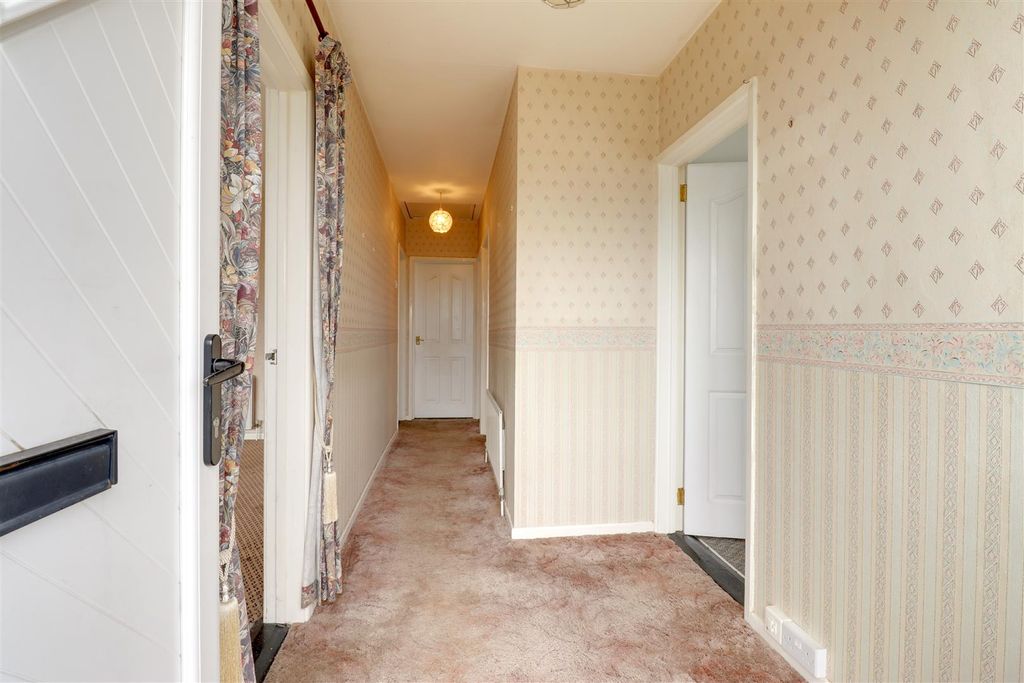 Property photo 2 of 16 Entrance Hall