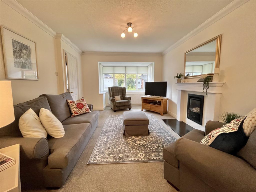 Property photo 3 of 20 Lounge