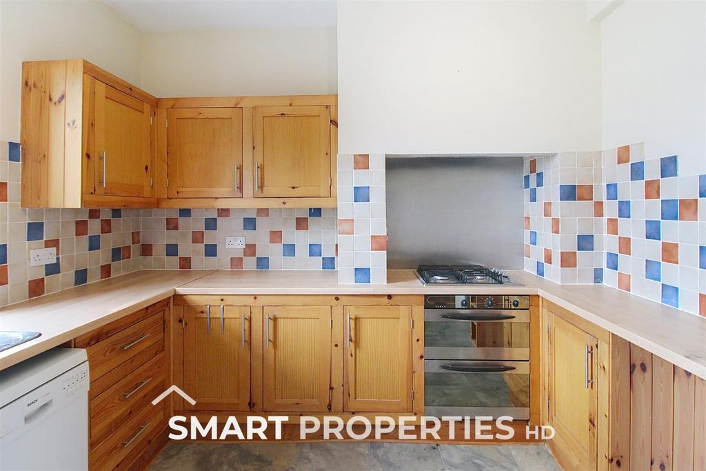 Property photo 3 of 11 Kitchen