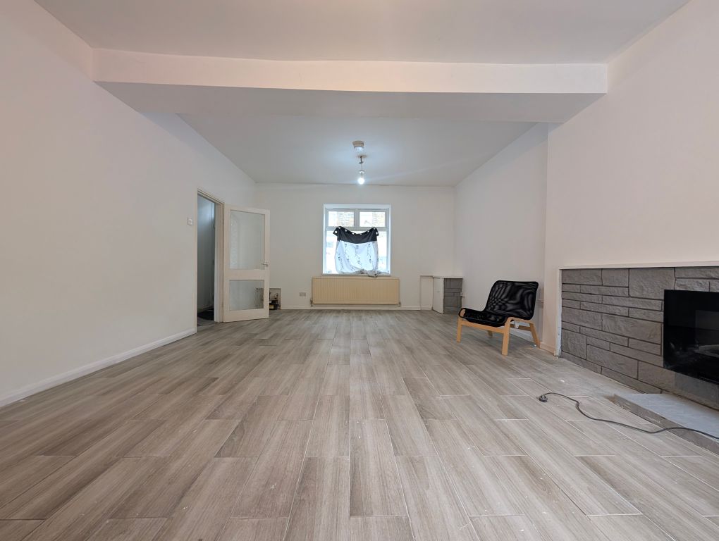 Property photo 2 of 6 Bedroom