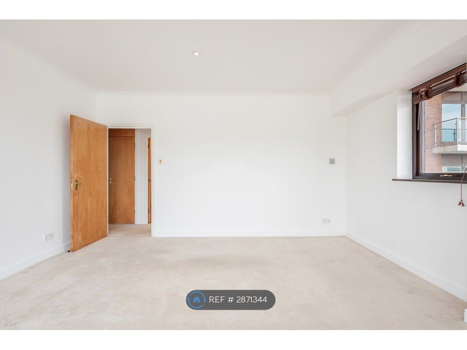 Property photo 3 of 34 Sitting Room With Thames View (Behind)