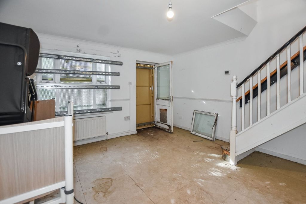 Property photo 2 of 19 17 Cranberry Lane, Canning Town, London, E16 4Pd
