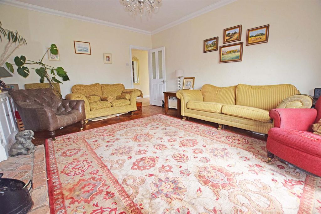 Property photo 2 of 14 Lounge