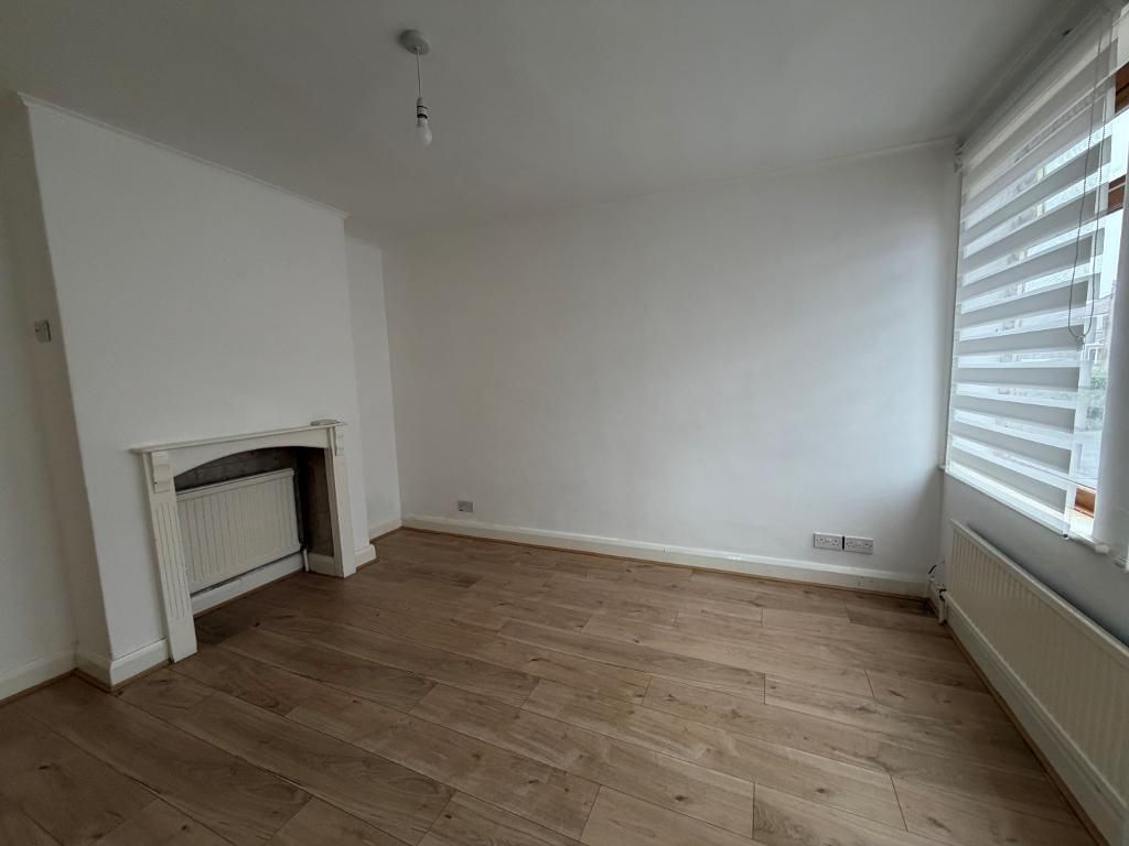 Property photo 2 of 8 Lounge