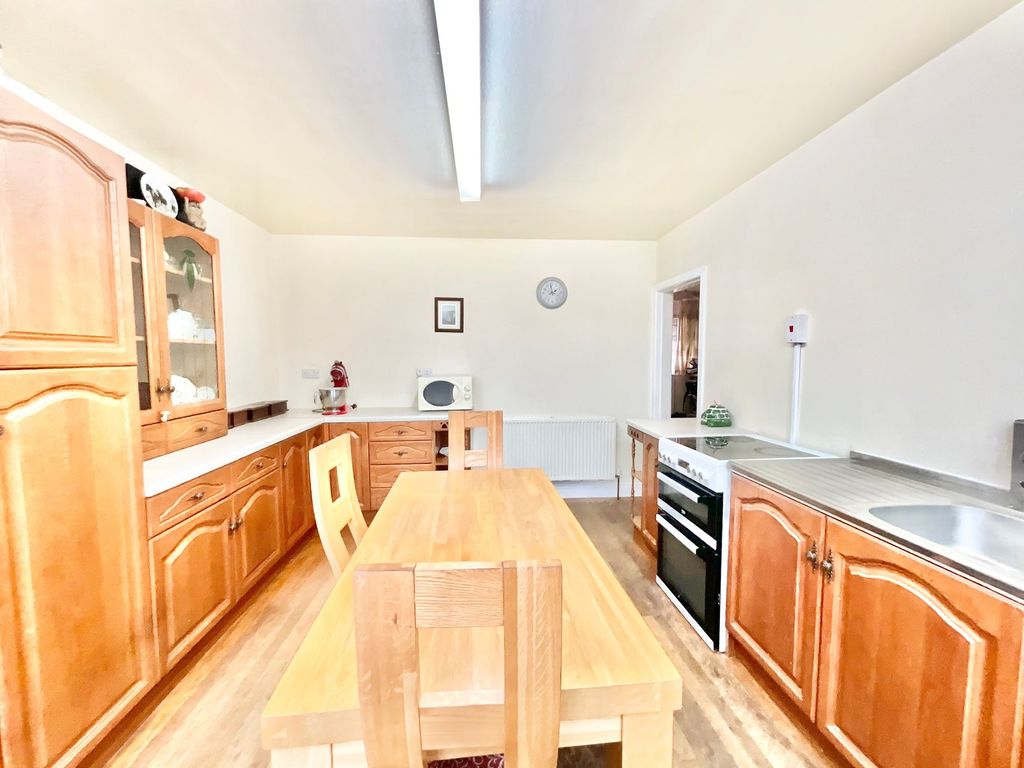 Property photo 2 of 28