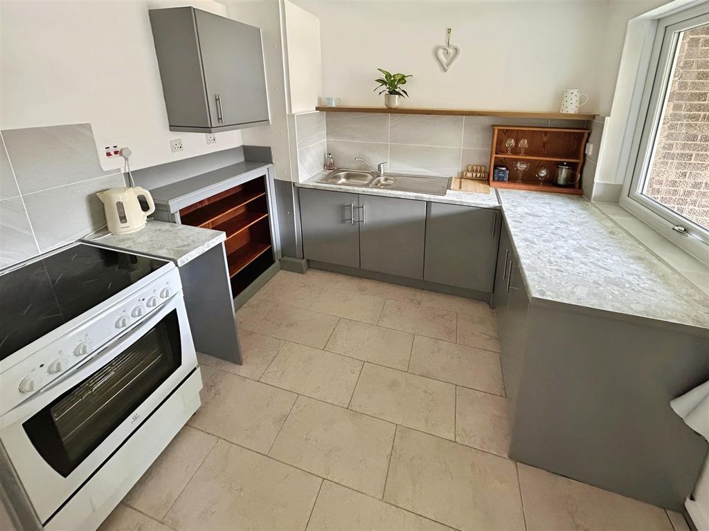Property photo 3 of 17 Kitchen