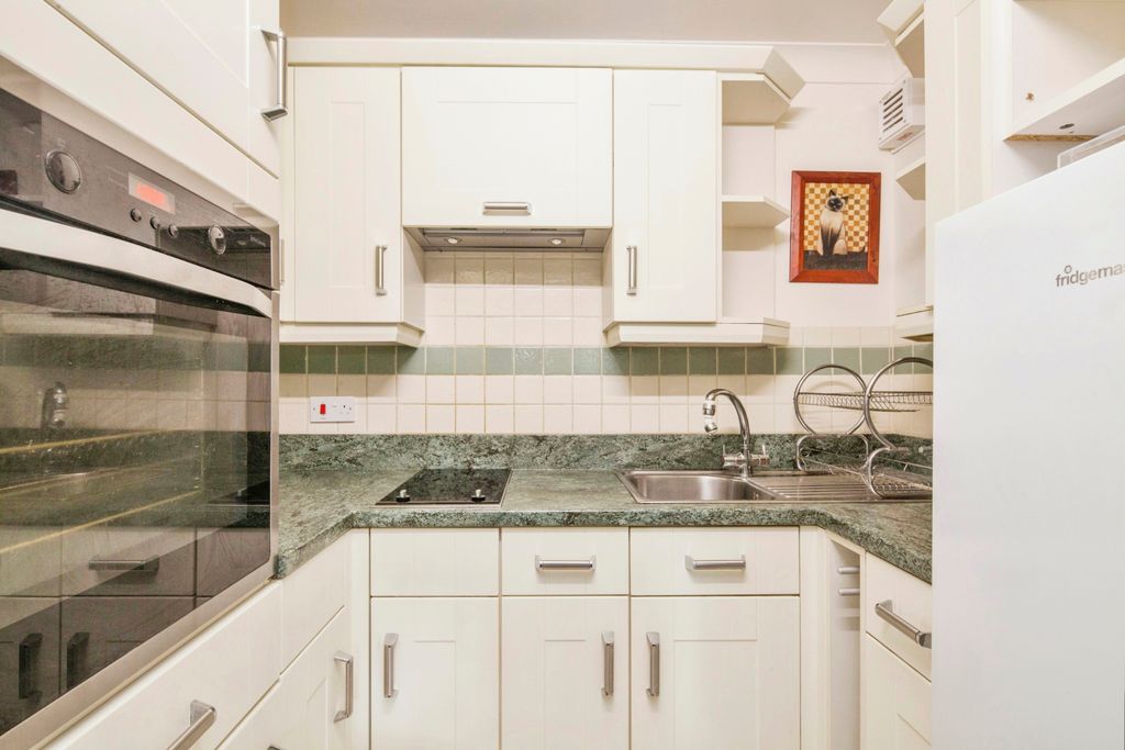 Property photo 3 of 10 Kitchen